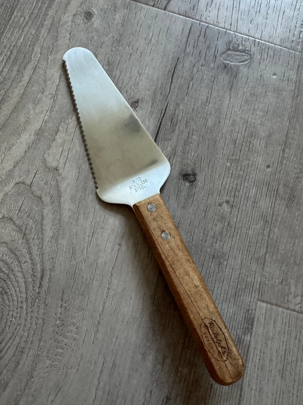 Rudolph’s Bakery- Taartschep met houten handvat en RVS, Overige typen, Hout, Ophalen of Verzenden, Zo goed als nieuw