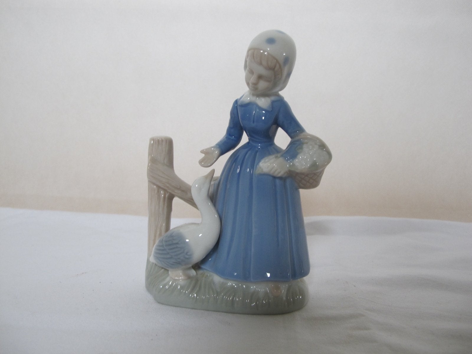 Vintage porseleinen beeldje: meisje met gans, Verzamelen, Ophalen of Verzenden, Gebruikt, Mens