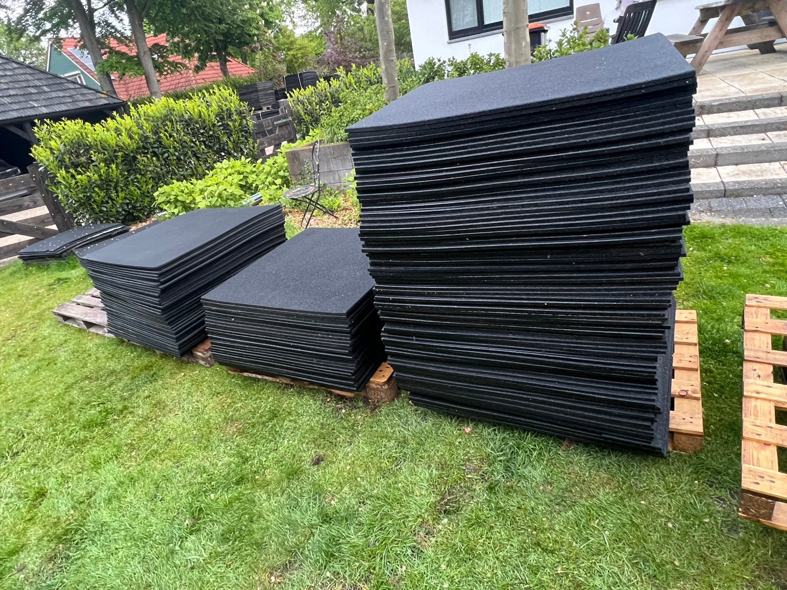 3000+ m2 rubberen tegels 100x100, Ophalen, Zo goed als nieuw, Overige disciplines