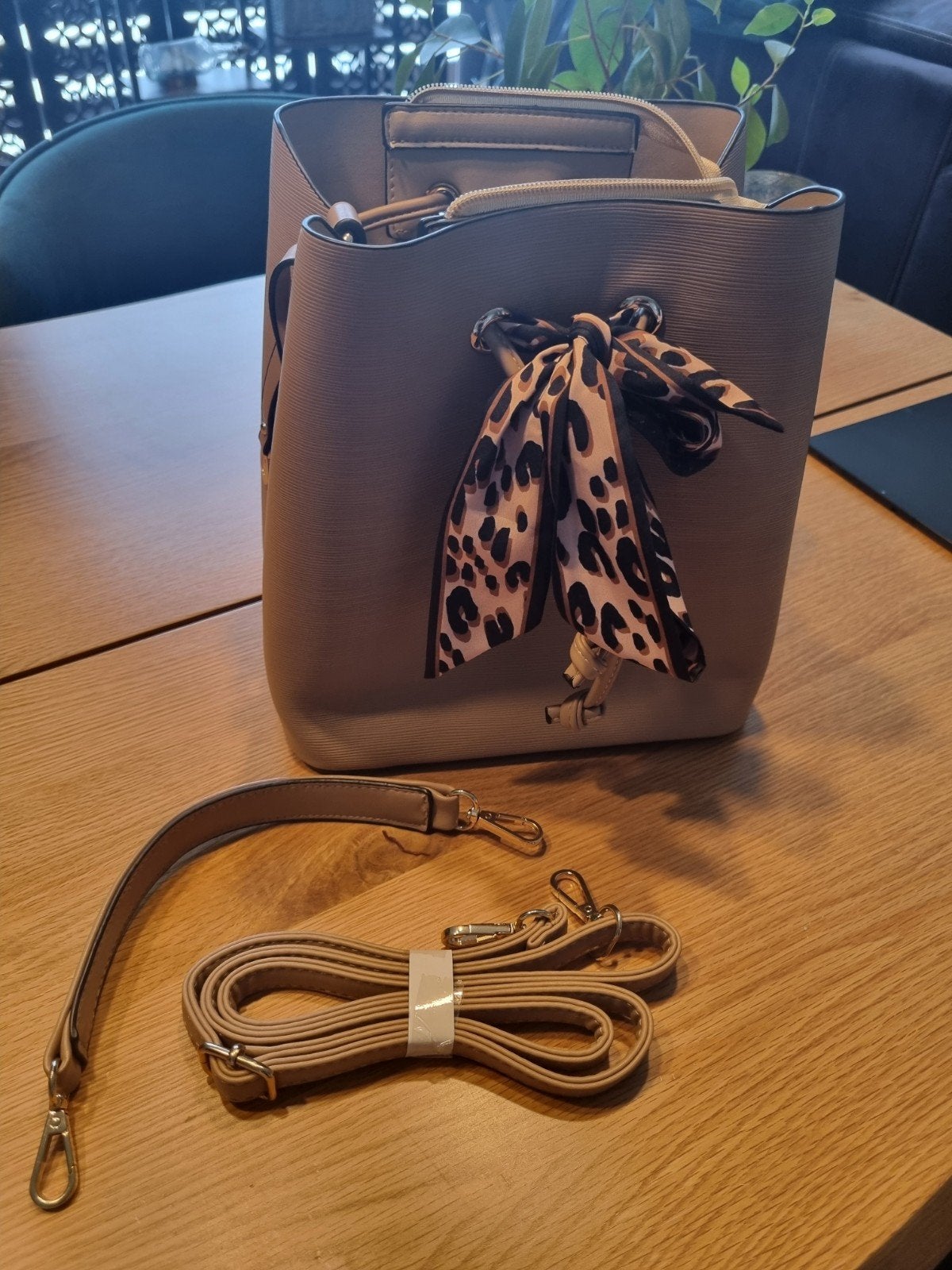mooie nieuwe tas van Charm Londen beige/taupe kleur, Ophalen of Verzenden, Nieuw