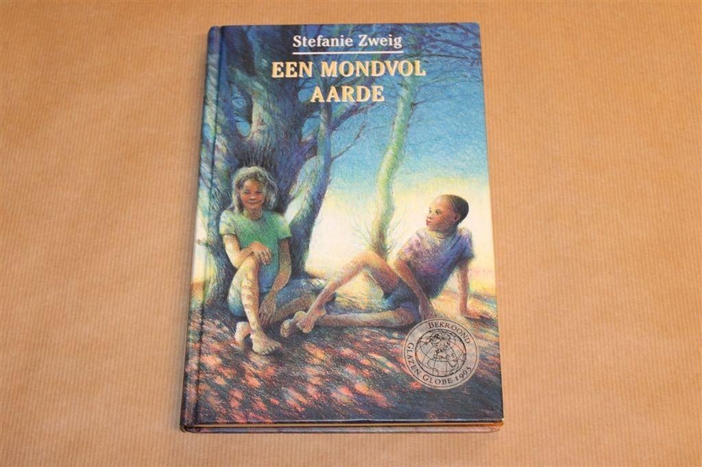 Een Mondvol Aarde — Stefanie Zweig [Vintage 1993], Ophalen of Verzenden, Gelezen, Fictie algemeen