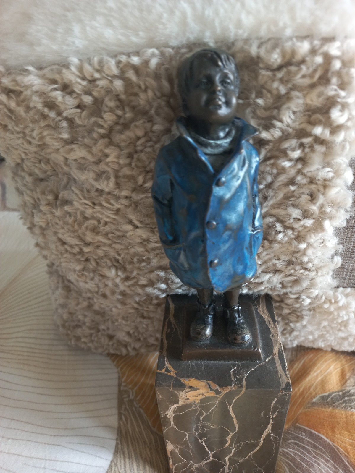 Gesigneerd bronzen beeldje van jongetje op marmeren sokkel, Minder dan 20 cm, Verzenden, Brons, Beeld
