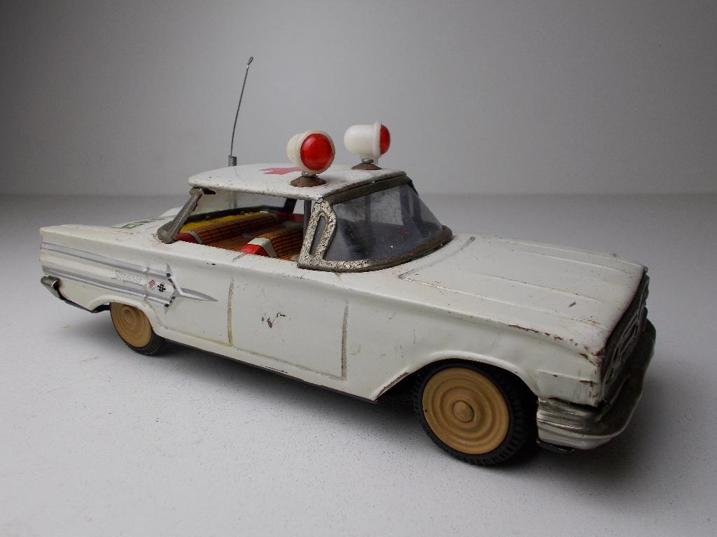 Jaren 50/60 JAPAN BLIKKEN AMBULANCE (C-) +werkend zwaailicht