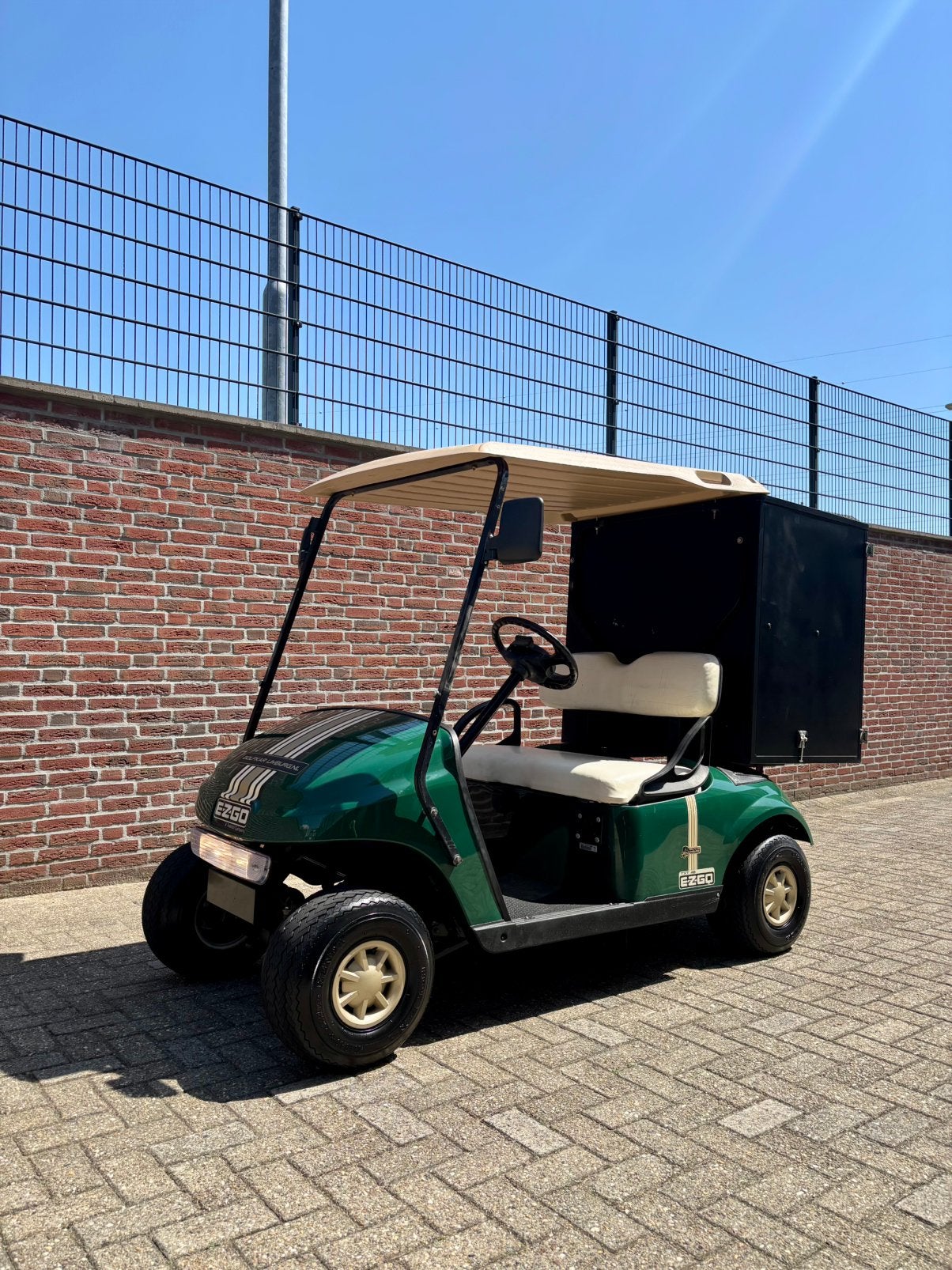 Prachtige Elektrische Ezgo Golfkar met KENTEKEN Gesloten Bak, Sport en Fitness, Golf, Ophalen of Verzenden, Zo goed als nieuw