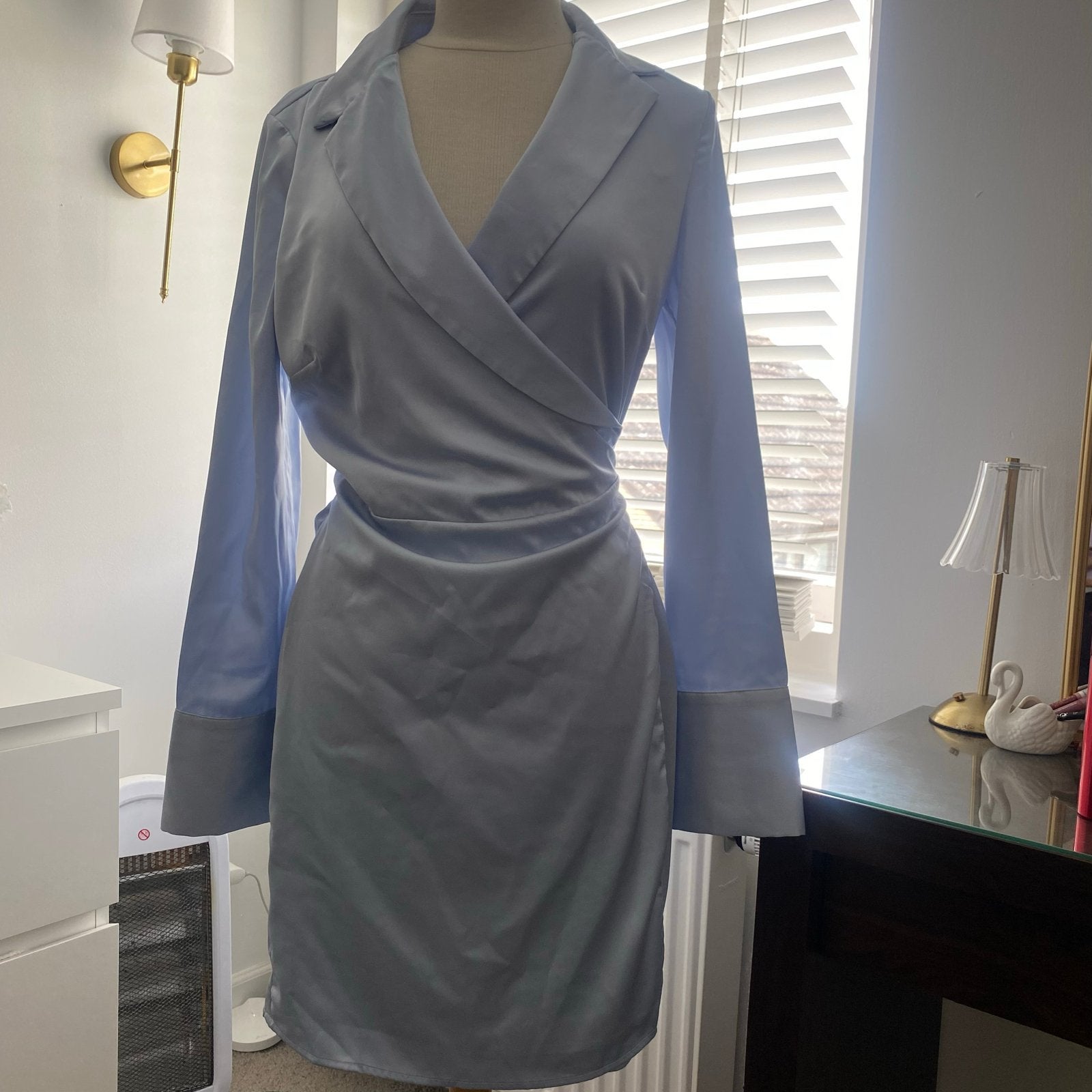 Guess Satijnen Wrapdress - Lichtblauw Maat L, Blauw, Maat 42/44 (L), Ophalen of Verzenden, Zo goed als nieuw