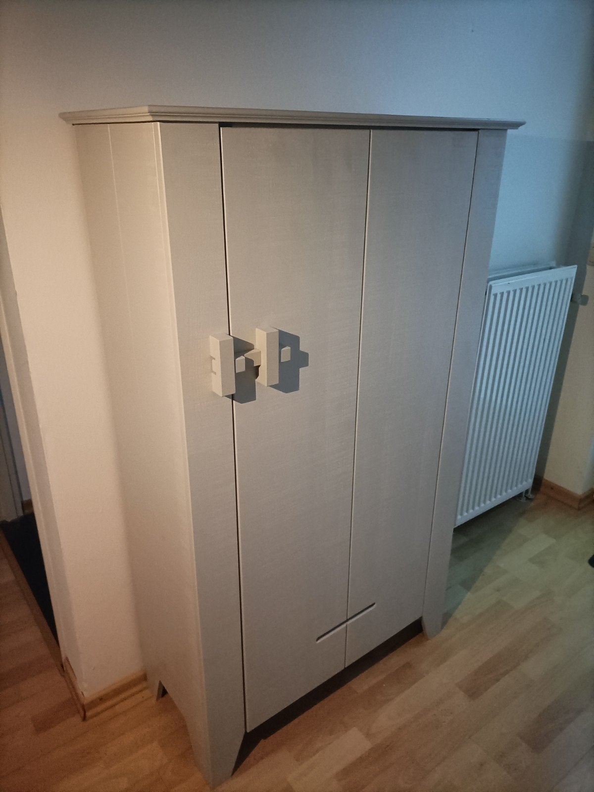 Grijze WOOOD Boerenkast Gijs 142x85x38 cm, Huis en Inrichting, Ophalen, Zo goed als nieuw