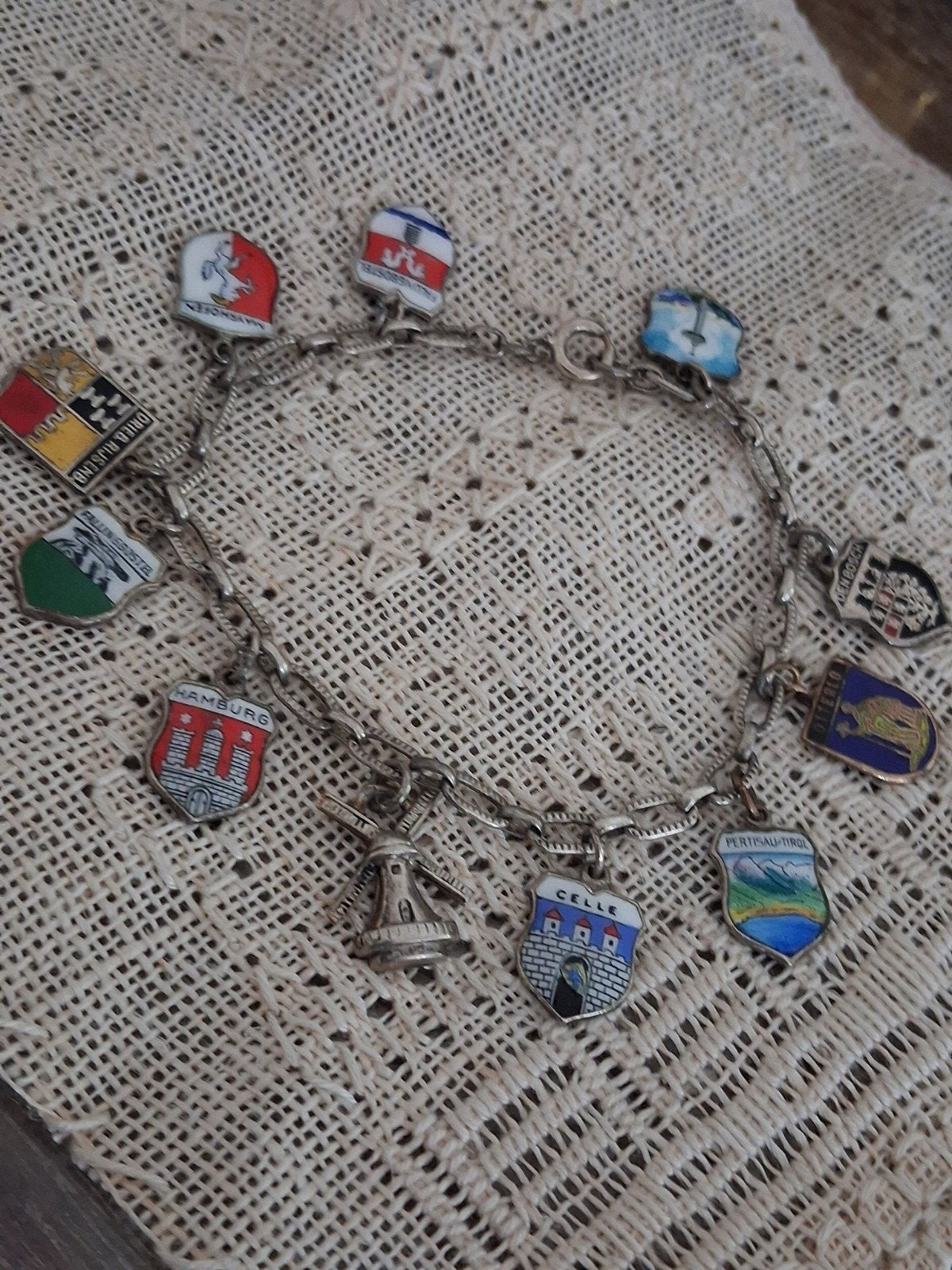 Zilveren armband jaren 60 .met schildjes stads namen, Ophalen of Verzenden, Zilver, Armband