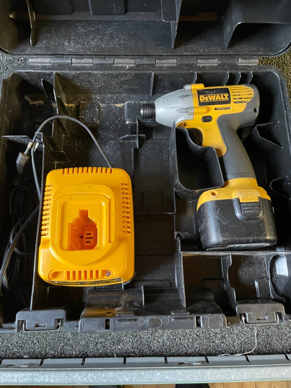 DeWalt DW052 12V Accu Slagmoersleutel met Oplader, Gebruikt, Variabele snelheid, Overige typen, Ophalen of Verzenden