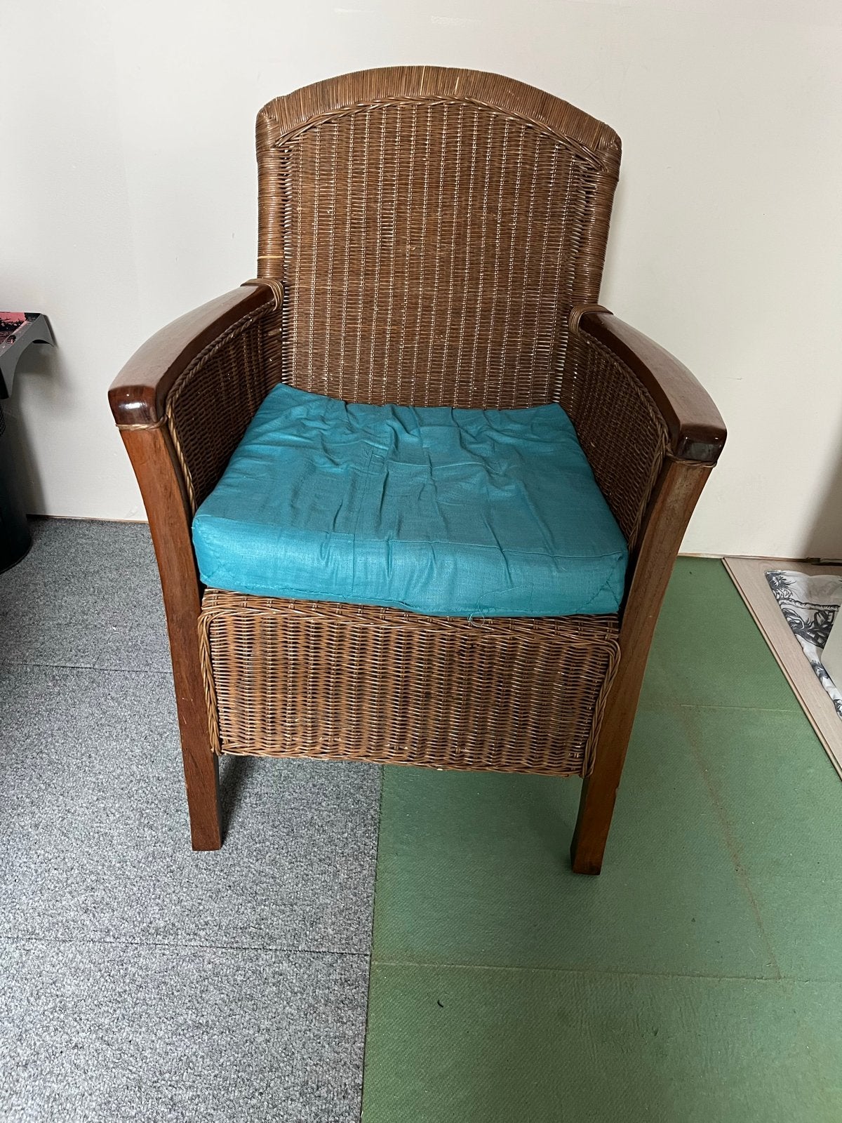 Comfortabele rieten stoel met kussen, Ophalen, Gebruikt, Bruin, Riet of Rotan