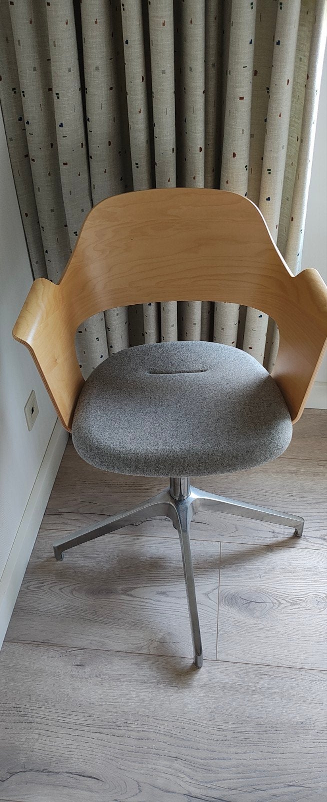 Moderne bureaustoel met houten kuip en stoffen zitting, Ophalen, Gebruikt, Stof, Eén