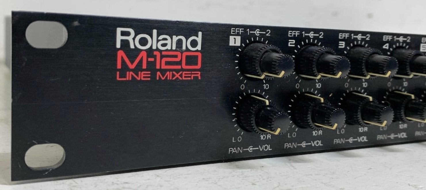 Roland M-120 line mixer for sale in mint condition, Muziek en Instrumenten, Mengpanelen, Ophalen of Verzenden, Zo goed als nieuw