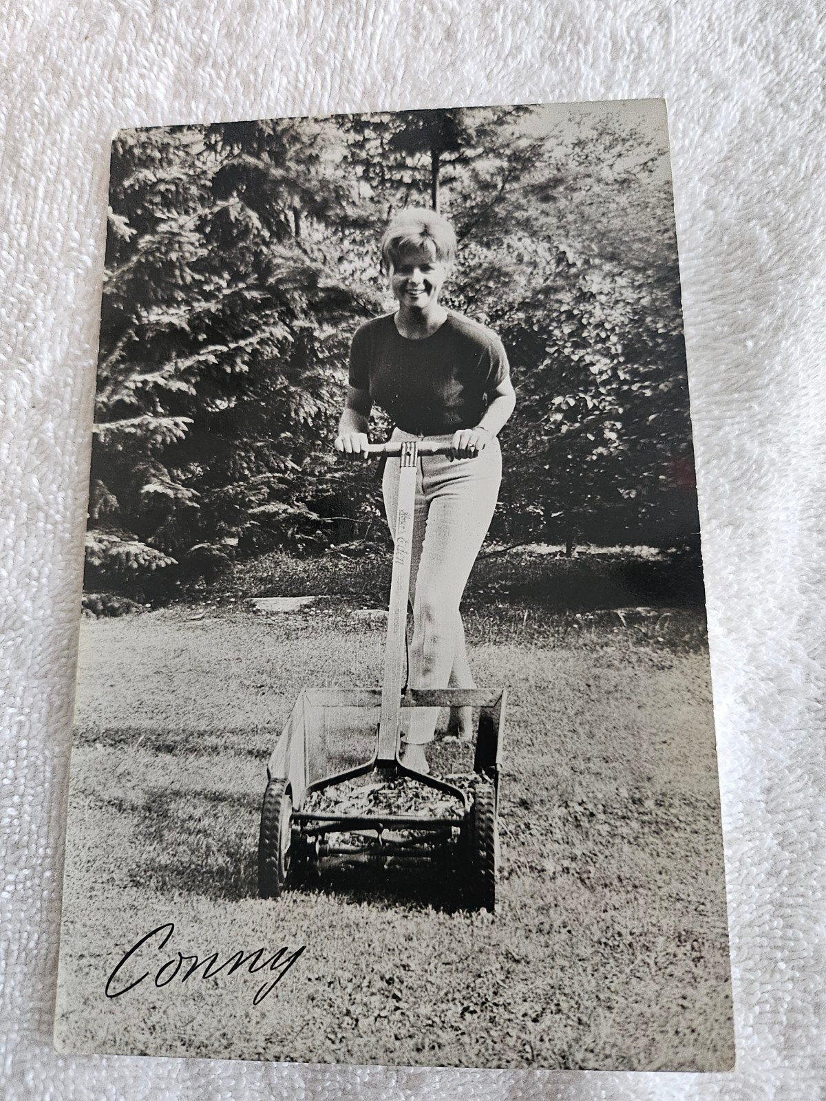Conny Froboess op grasmaaier - Ongelopen ansichtkaart, Verzamelen, Ophalen of Verzenden, 1940 tot 1960, Ongelopen