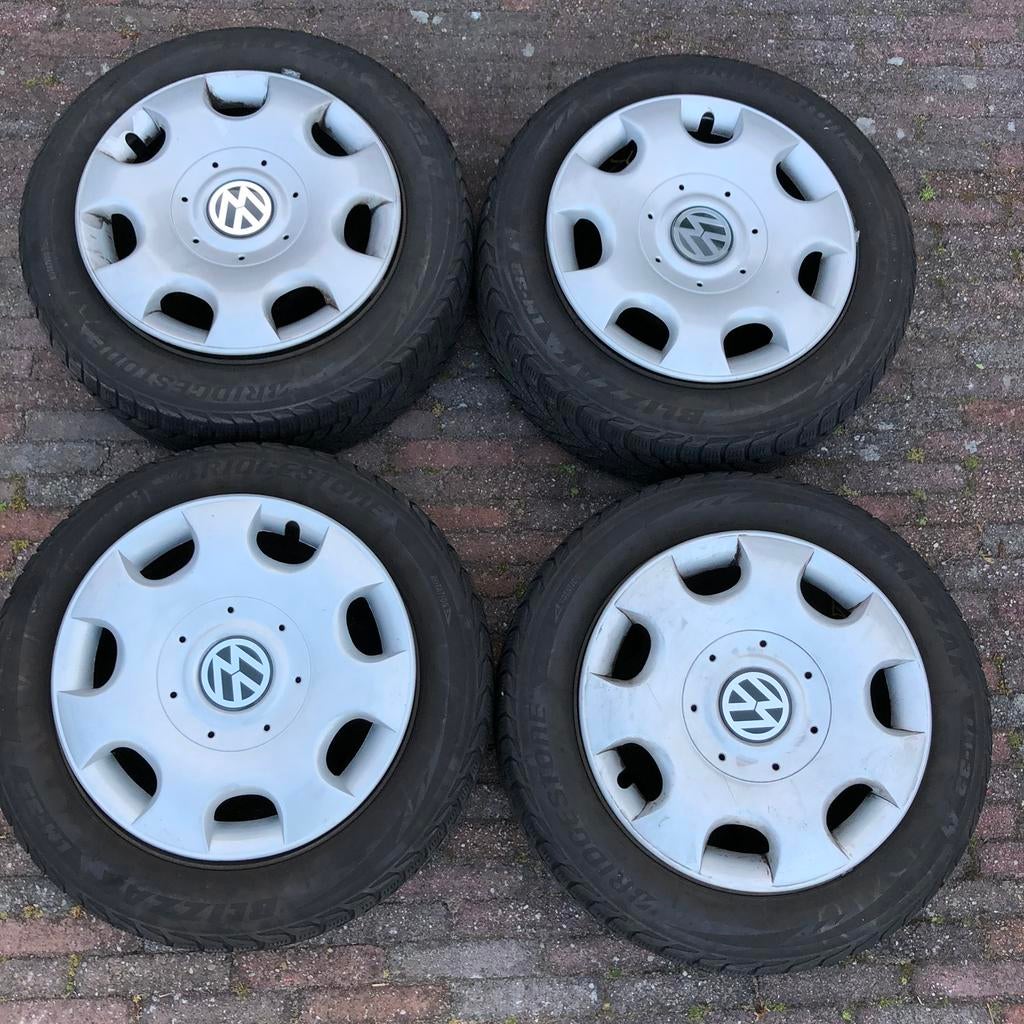 VW doppen en winterbanden op stalen velgen 205 55 r16, Ophalen, Gebruikt