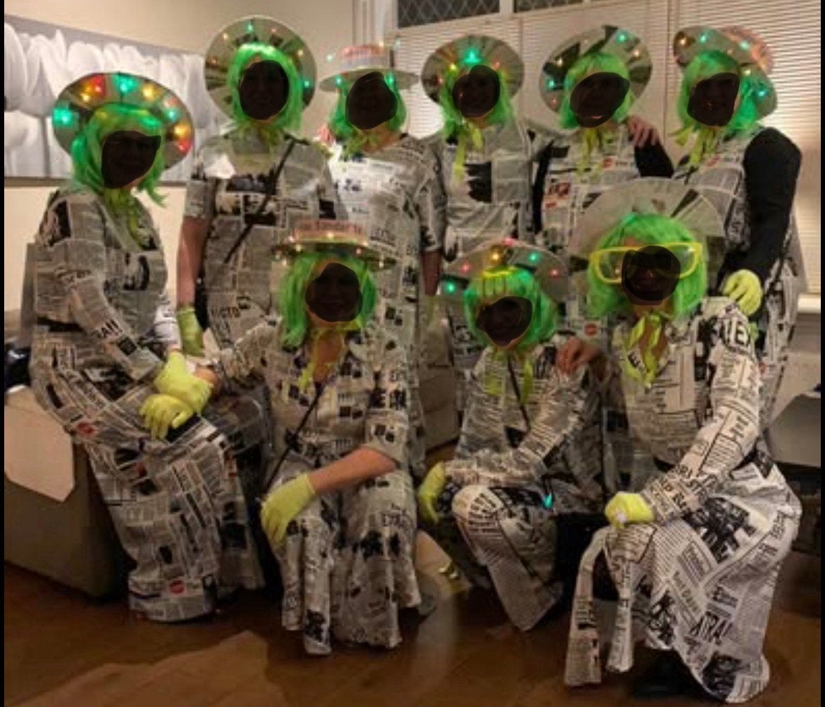 Groep jurken en broeken in krantenprint, Ophalen of Verzenden, Zo goed als nieuw