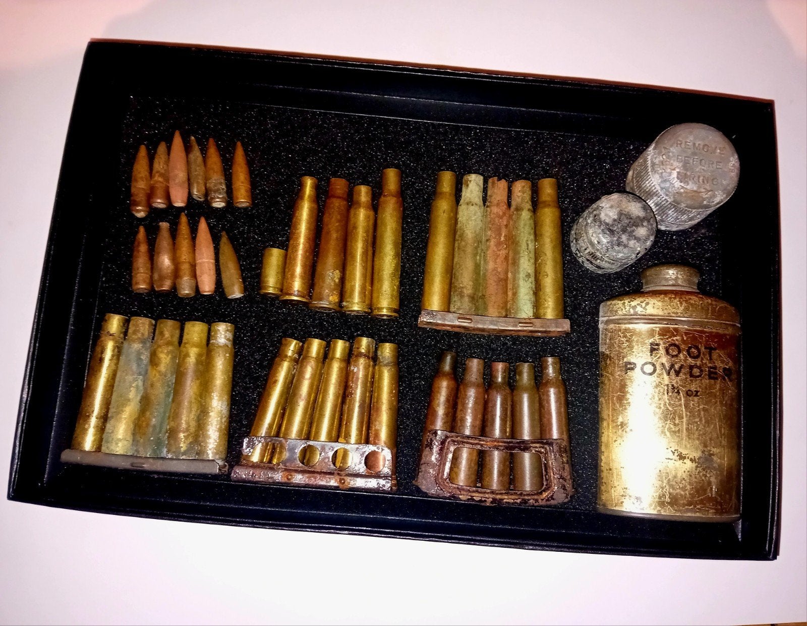 WO2 Bodemvondsten Display - Hembrug M95, K98 & Foot Powder, Ophalen of Verzenden, Landmacht, Nederland, Hulzen of Bodemvondsten