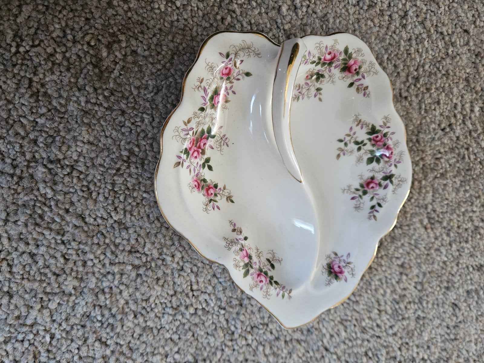Royal Albert Lavender Rose bonbonschaal, Ophalen of Verzenden, Zo goed als nieuw, Porselein, Bord of Schaal