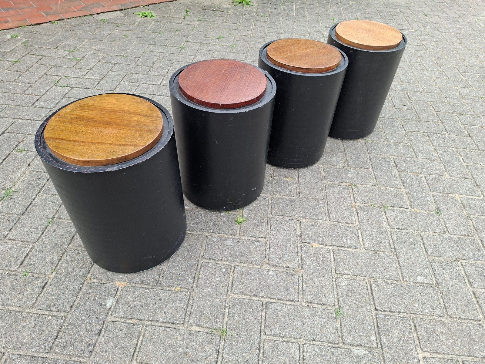 4x kruk/tafeltje van cement met houten blad, Benno Premsela, Ophalen