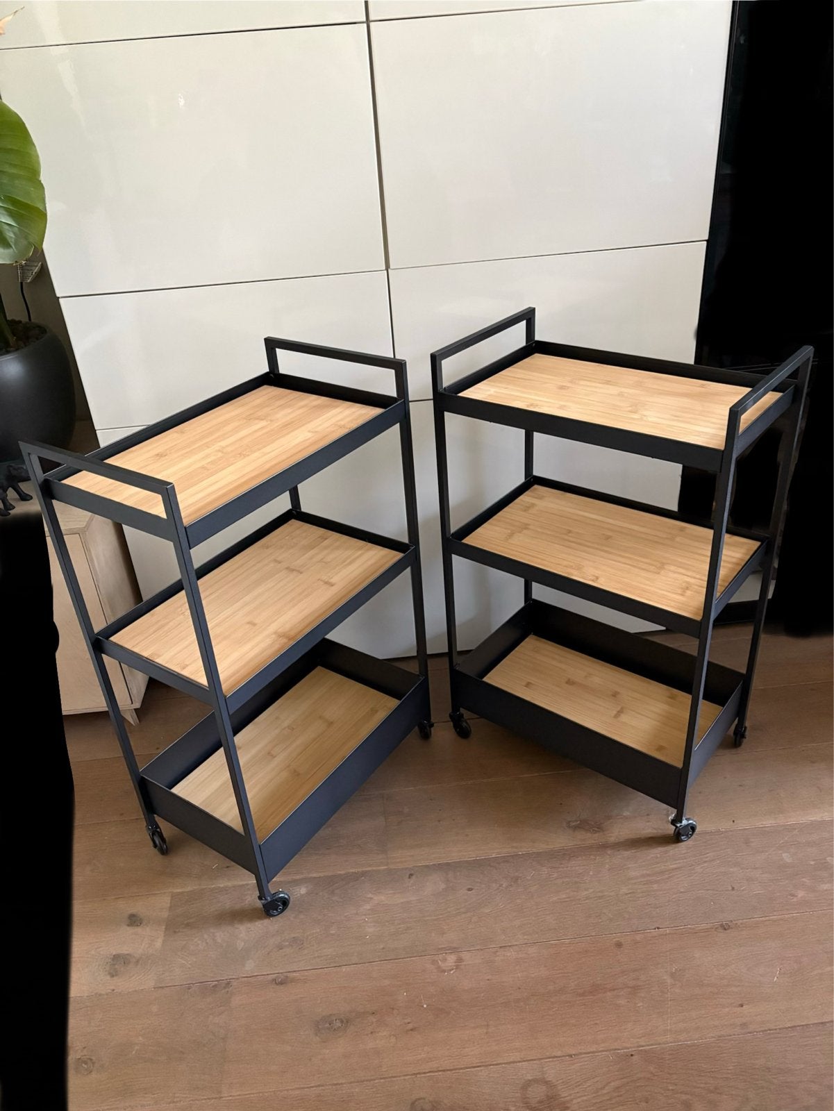 2x IKEA NISSFORS Roltafel Zwart Metaal met Bamboeplanken, Huis en Inrichting, Ophalen, Zo goed als nieuw