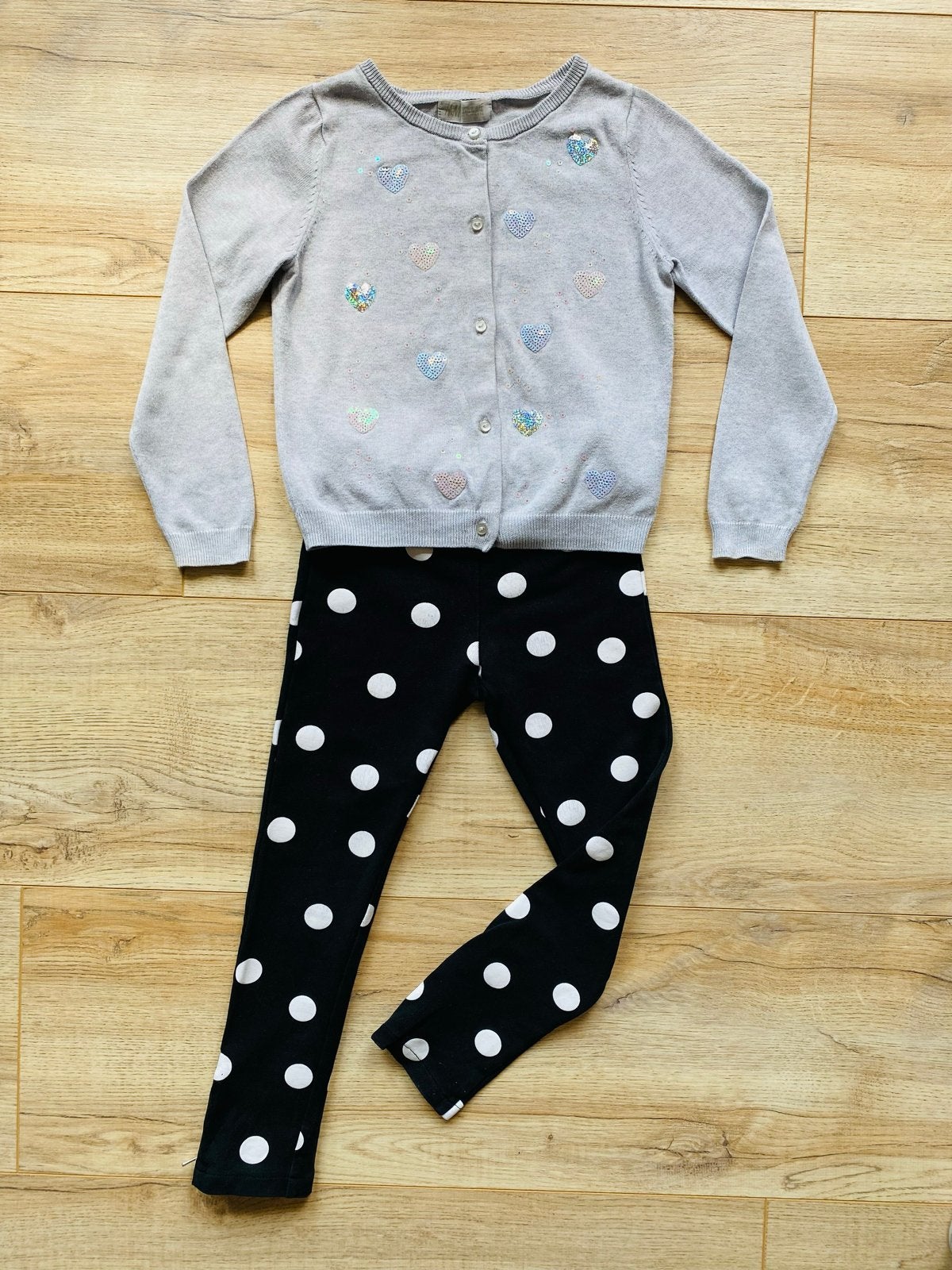 H&M setje: grijs vestje met hartjes & zwarte stippen legging, Ophalen of Verzenden, Zo goed als nieuw, Meisje, Setje