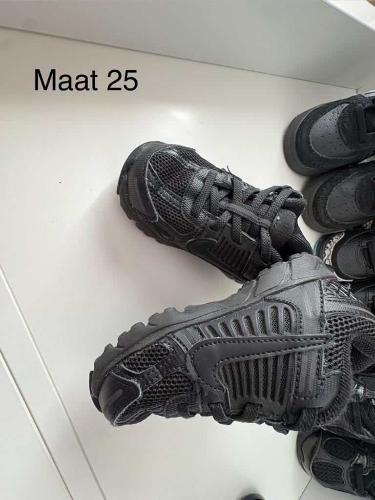 Sportieve zwarte Nike schoenen maat 25, Ophalen, Gebruikt, Jongen of Meisje, Sportschoenen
