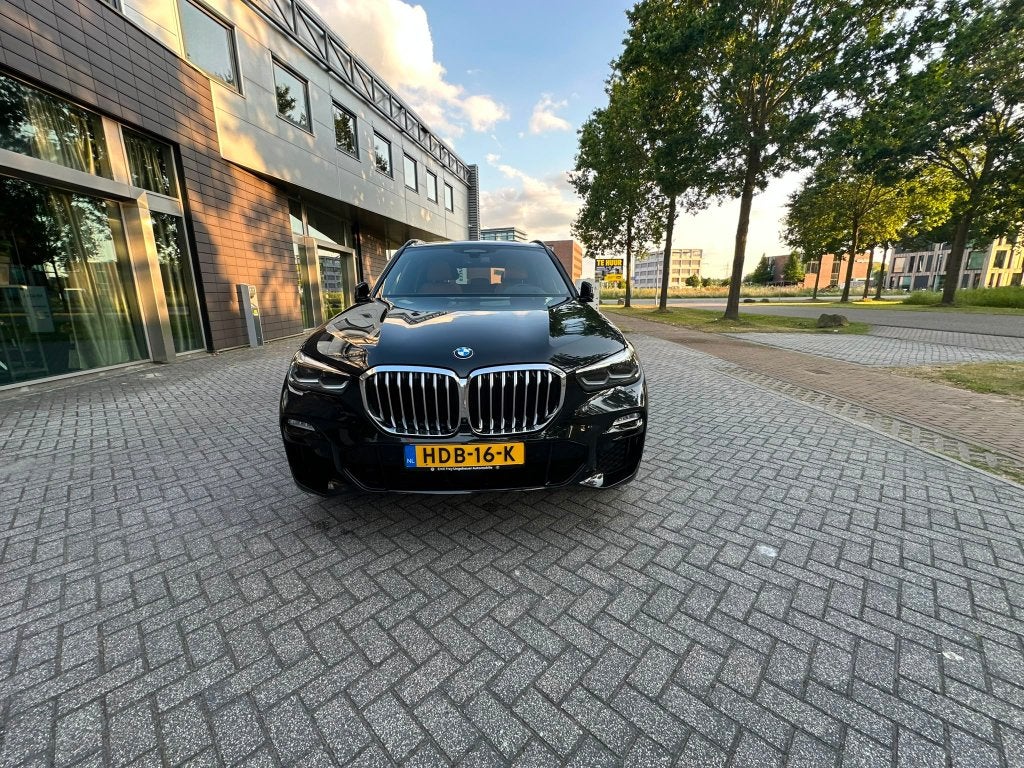 BMW X5 45e M-Sport | 22" | Pano | HUD | 360 | Garantie 2026, Auto's, Dealer onderhouden, 77 km/l, 394 pk, Zwart