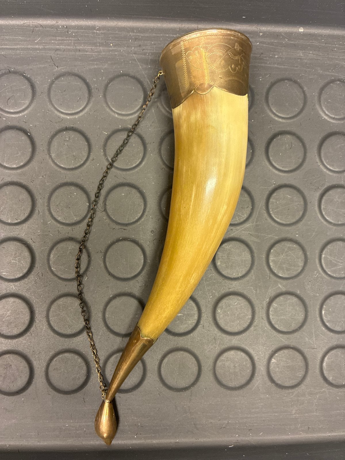Antieke drinkhoorn met messing beslag en ketting, Ophalen of Verzenden