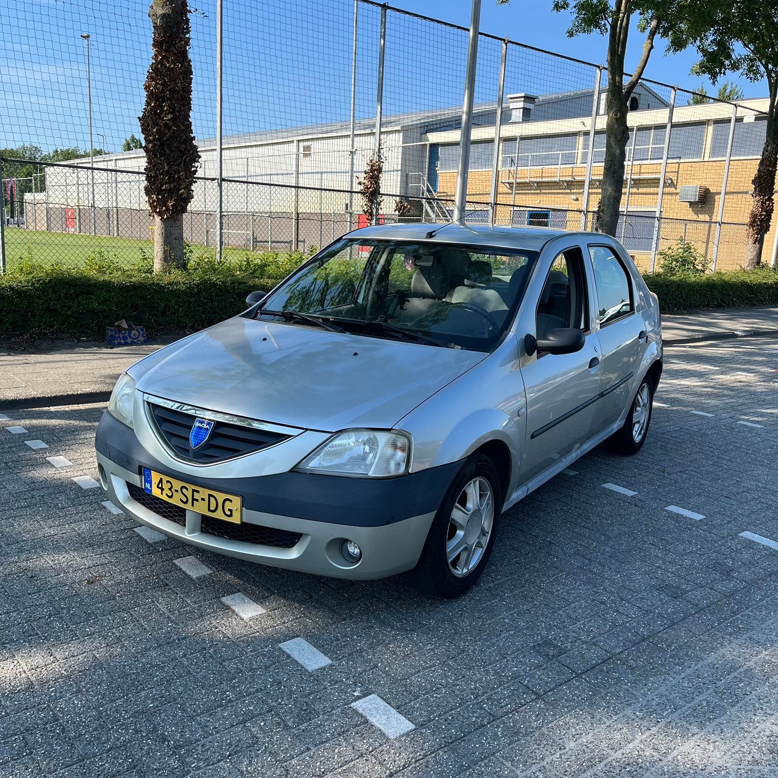 Dacia Logan 1.6 Sedan 2005 Grijs, Auto's, Dacia, Voorwielaandrijving, Stof, 40 €/maand, 750 kg