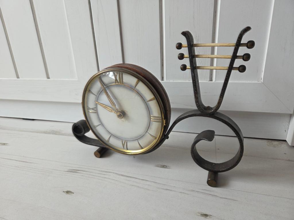 Vintage tafelklok met smeedijzeren standaard, Ophalen