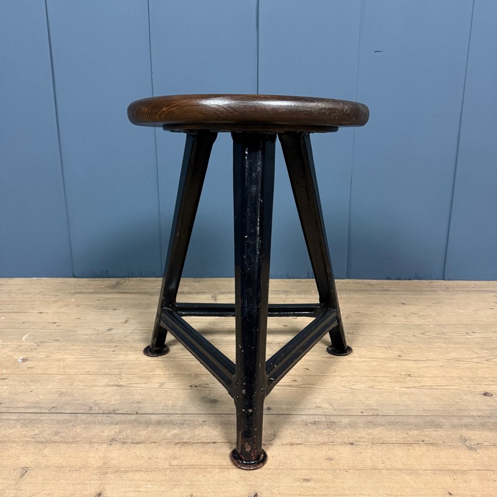 Oude zwarte ongemerkte Rowac kruk met donkere houten zitting, Antiek en Kunst, Ophalen of Verzenden
