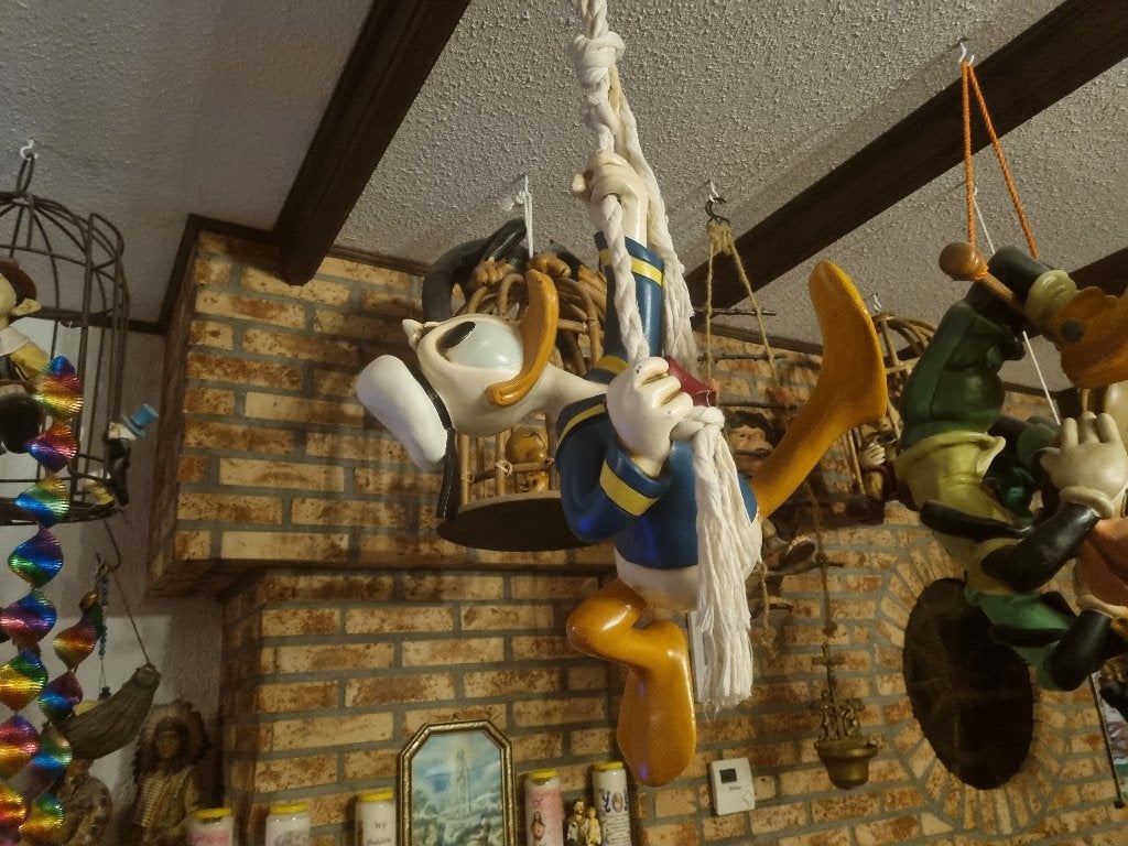 Beeld disney Donald duck hangende, Ophalen, Donald Duck, Zo goed als nieuw, Beeldje of Figuurtje