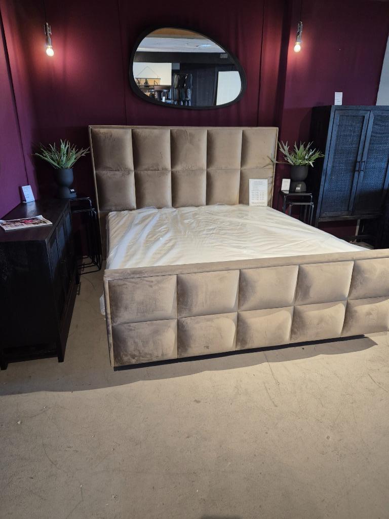 Luxe Boxspring Hilton Leverbaar in 180 / 160 / 140 cm Breed