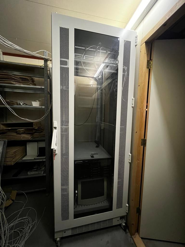 Patch/serverkast, Computers en Software, Serverkasten, Gebruikt, Glas, Geperforeerd, Ophalen