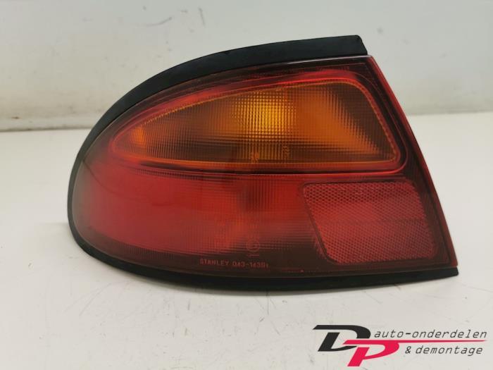 Achterlicht links van een Mazda 323F
