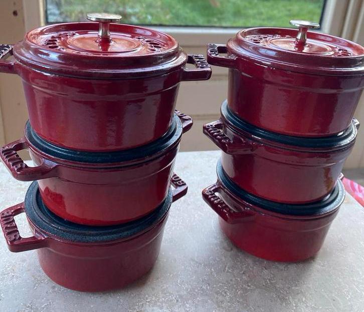 Nette mini Staub braadpannetjes - rood, Ophalen of Verzenden, Zo goed als nieuw, Koekenpan of Braadpan, Gietijzer