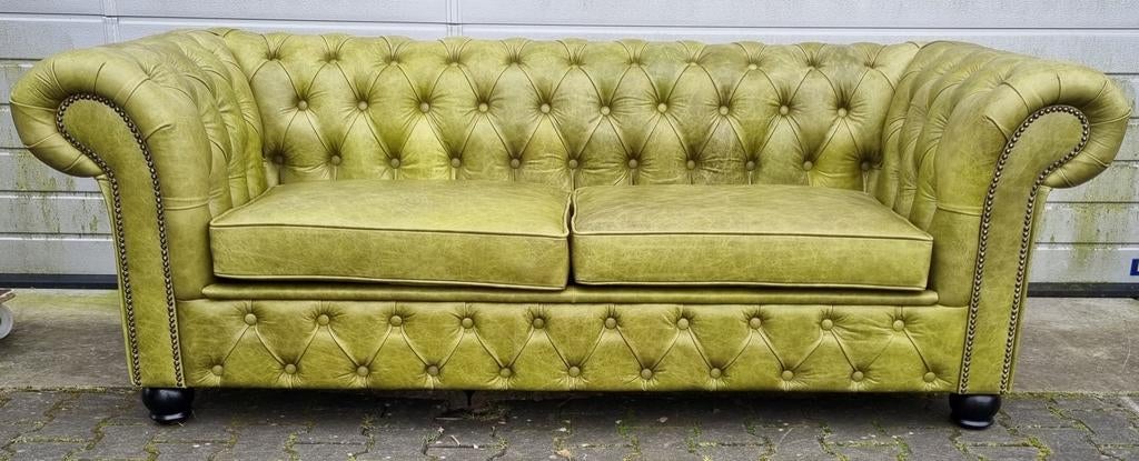 Nieuwe Chesterfield bank olijfgroen  / okergeel + BEZORGING, Huis en Inrichting, Banken | Bankstellen, Chesterfield, Nieuw, Ophalen of Verzenden