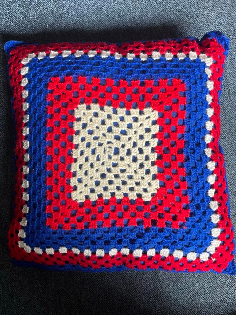 Handgemaakt gehaakt kussen - Vierkant, Huis en Inrichting, Woonaccessoires | Kussens, Ophalen of Verzenden, Nieuw, Blauw, Vierkant