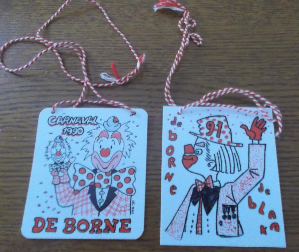 2 Carnavalsemblemen De Borne 1990 en 1991, Ophalen of Verzenden, Carnaval, Accessoires