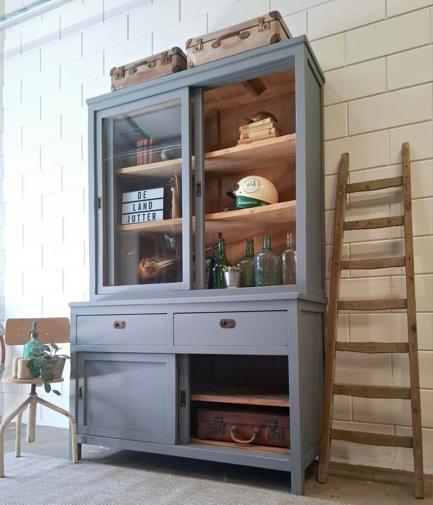 Strakke vintage/brocante schoolkast, Scandinavisch grijs, 100 tot 150 cm, 200 cm of meer, Ophalen of Verzenden, 25 tot 50 cm