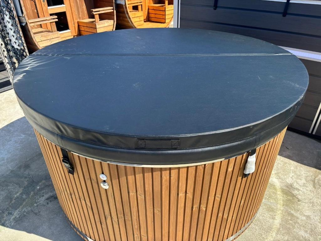 Massage Hottub I Verlichting I Demo-korting I 2025 opruiming, Ophalen, 8431 NA, Buurstede 17, Zo goed als nieuw, Vast