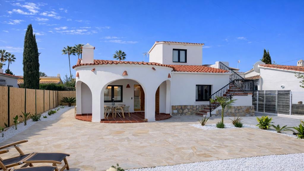 Stijlvolle Ibiza-villa nabij Dénia – verblijf vanaf 11 dagen, Vakantie, Vakantiehuizen | Spanje, Dorp, Costa Blanca, 6 personen