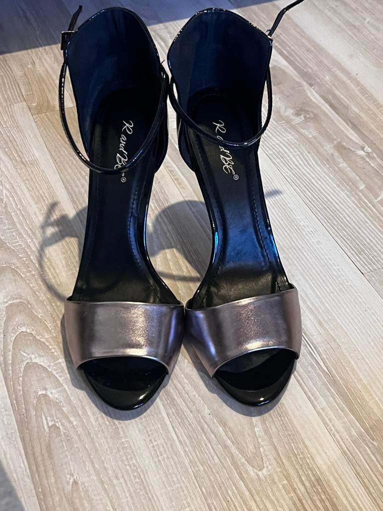 Elegante zwarte pumps met zilveren details, Pumps, Zwart, Nieuw, Ophalen of Verzenden