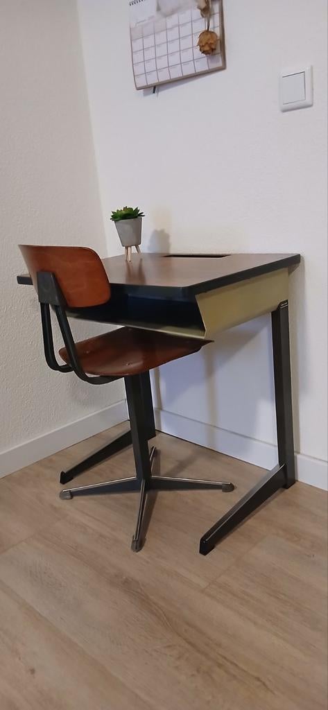 Mooi vintage kinderbureau met bureaustoel, Kinderen en Baby's, Kinderkamer | Tafels en Stoelen, Ophalen, Gebruikt, Tafel(s)