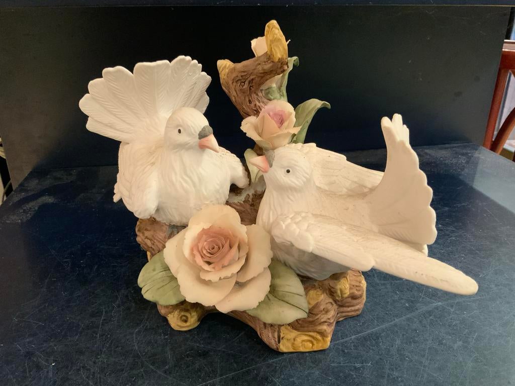 Capodimonte porselein Lieflijk duivenbeeld met bloemen, Ophalen of Verzenden