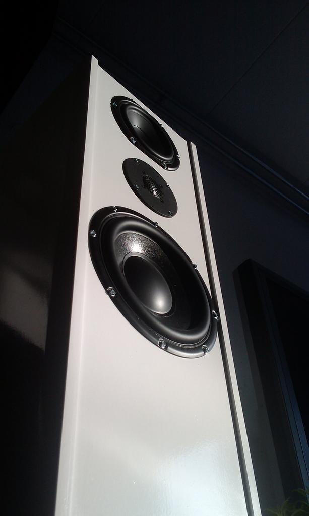 Set elegante witte zuil luidsprekers obv Seas en Peerless, Audio, Tv en Foto, Luidsprekers, Zo goed als nieuw, 120 watt of meer