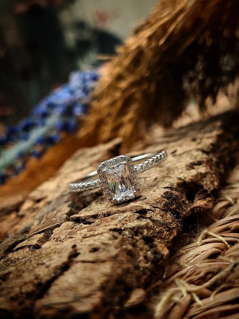 Elegante handgemaakte zilveren damesring met steen, Met edelsteen, Nieuw, Ophalen of Verzenden, 17 tot 18