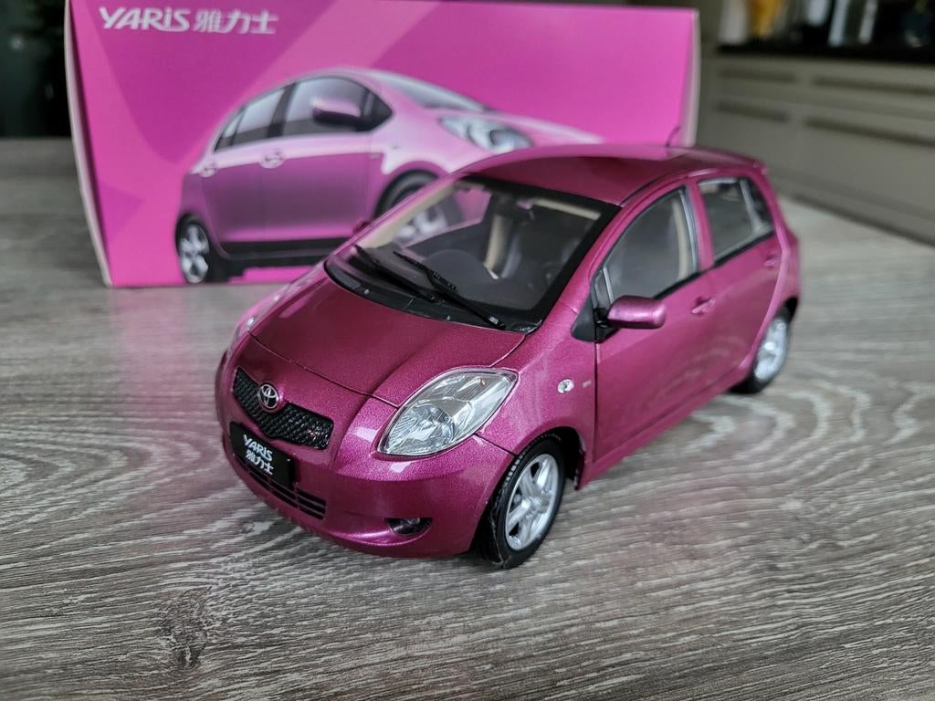 Toyota Yaris schaal 1:18, Hobby en Vrije tijd, Modelauto's | 1:18, Ophalen of Verzenden, Zo goed als nieuw, Overige merken