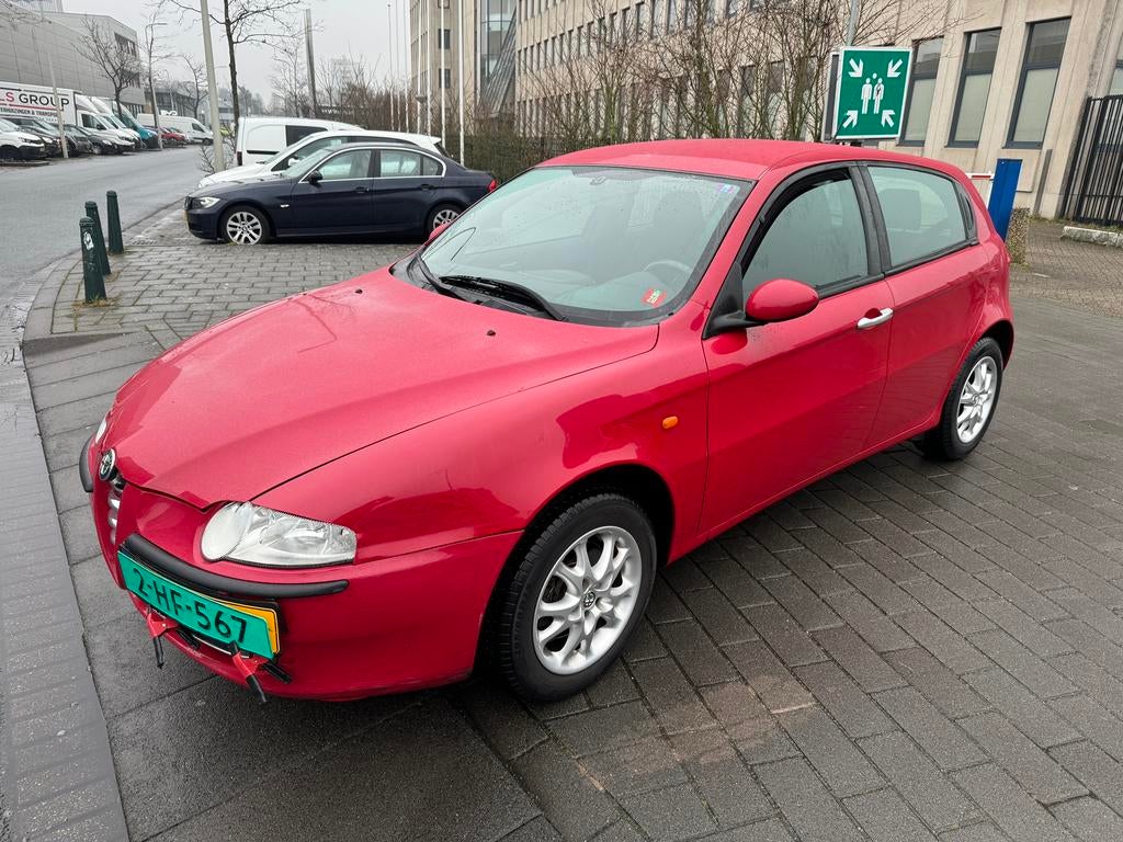 Alfa Romeo 147 1.6 T.spark 16V 77KW 5DR 2002 Rood lage km, Voorwielaandrijving, Stof, Zwart, 4 cilinders