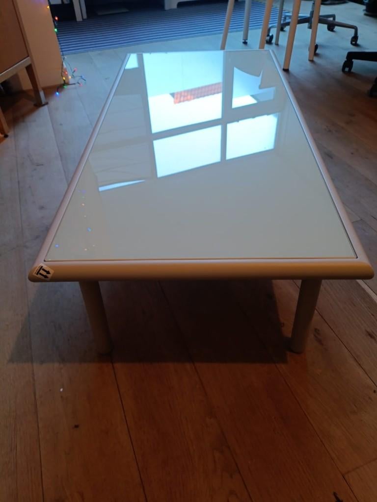 Crèmekleurige salontafel van metaal en glas Nieuw, Huis en Inrichting, Tafels | Salontafels, Ophalen, 100 tot 150 cm, Nieuw, 50 tot 100 cm