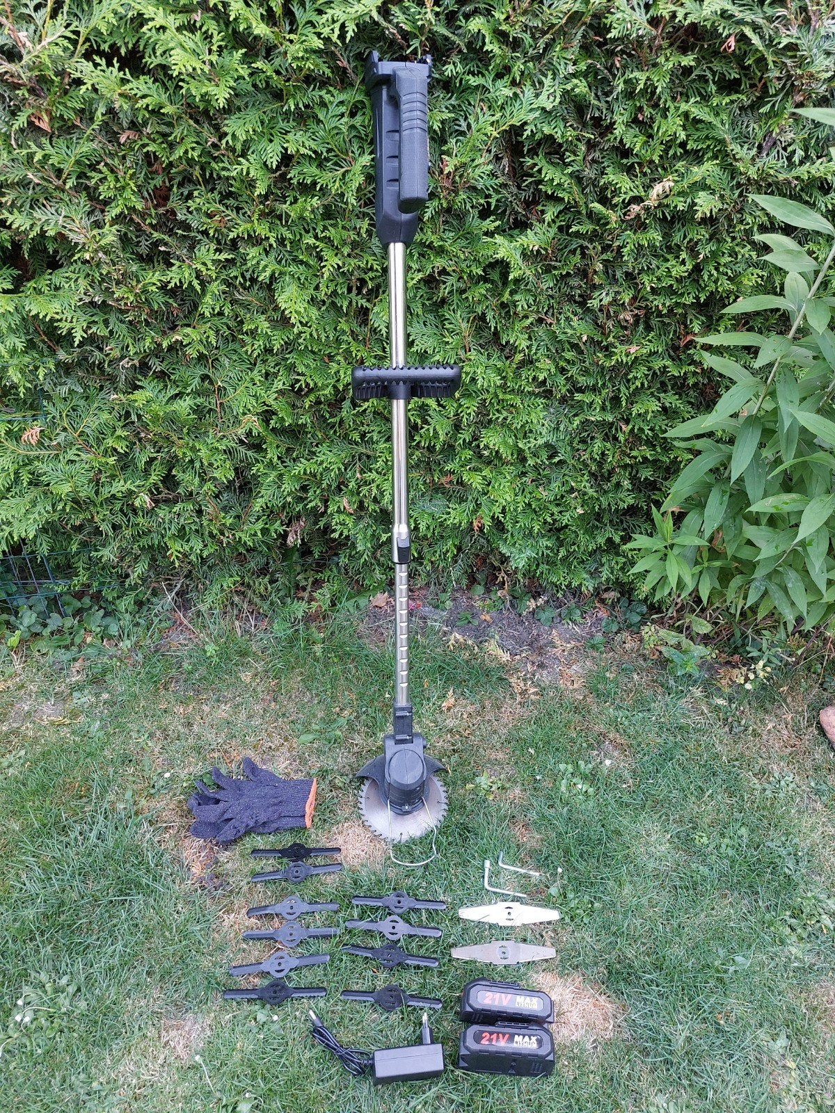 Accu grastrimmer met 2 accu's en diverse messen, Cirkelmaaier, Onbekend, Minder dan 30 cm, Accu-grasmaaier