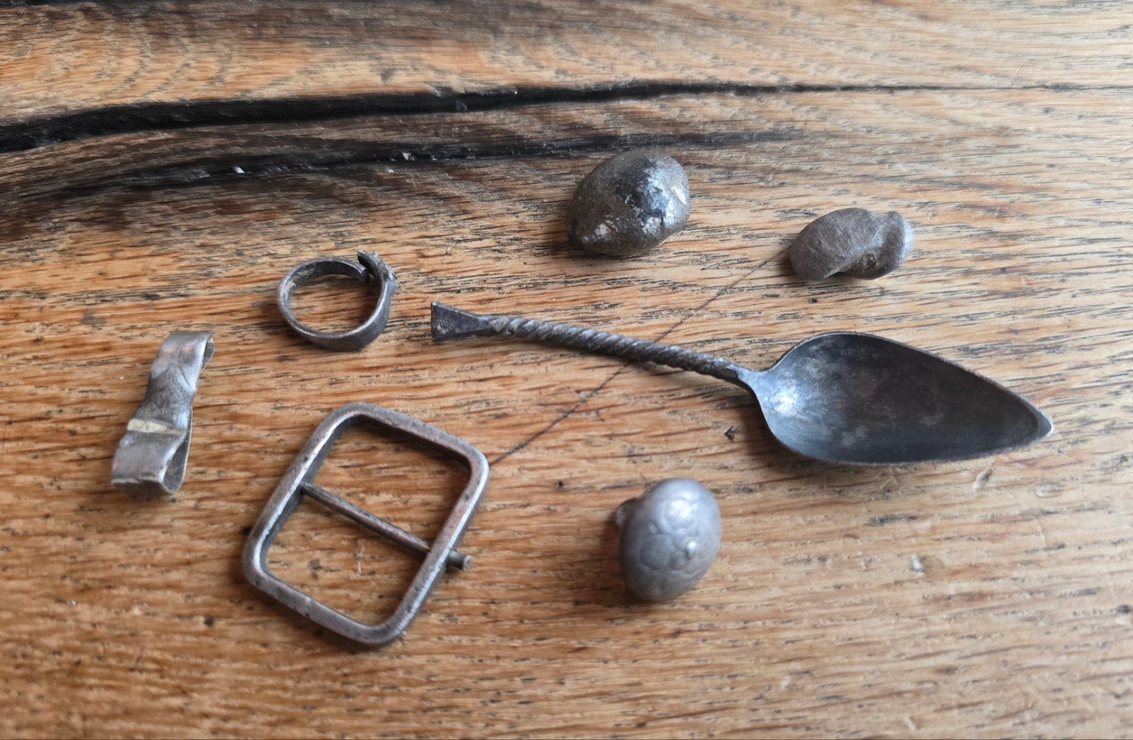 Diverse zilveren bodemvondsten - lepel, ring, gesp en meer, Antiek en Kunst, Antiek | Goud en Zilver, Verzenden